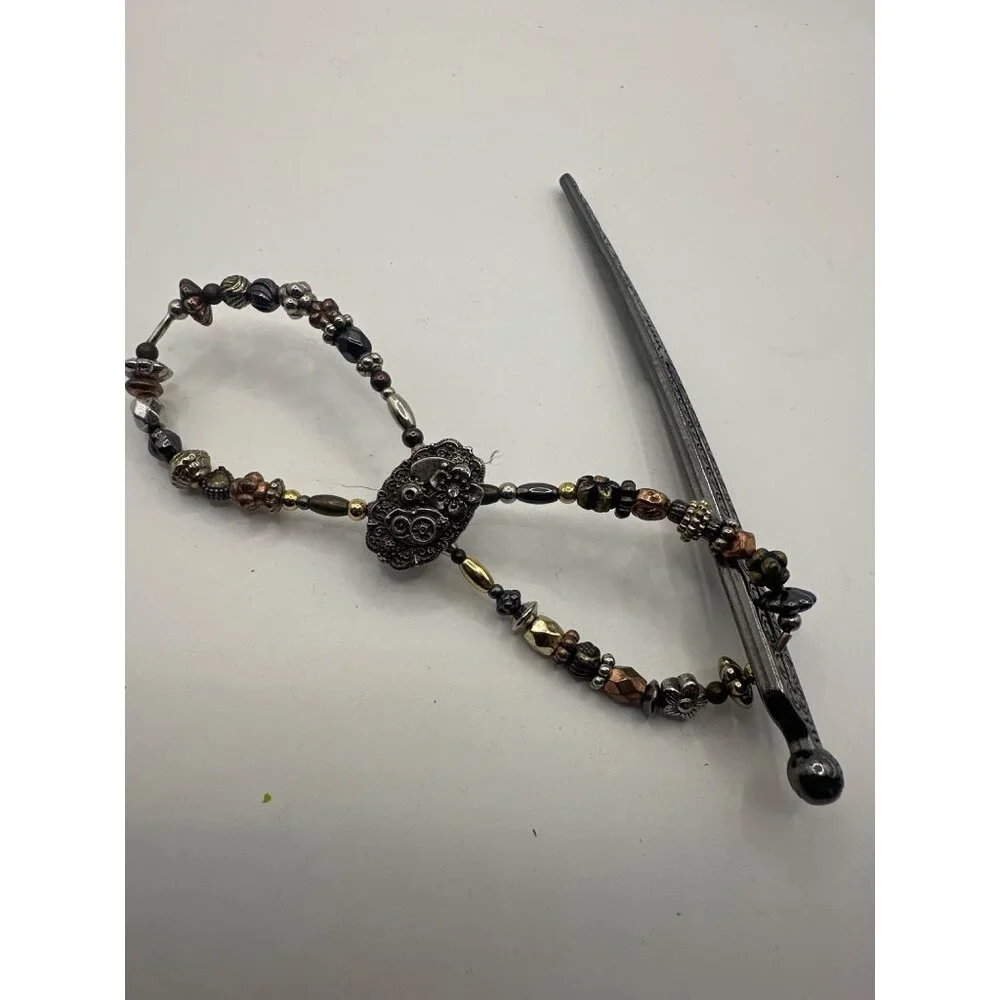 Vintage-Inspired Metal Hair Clip With Beaded‎ Decorative Bracelet Design